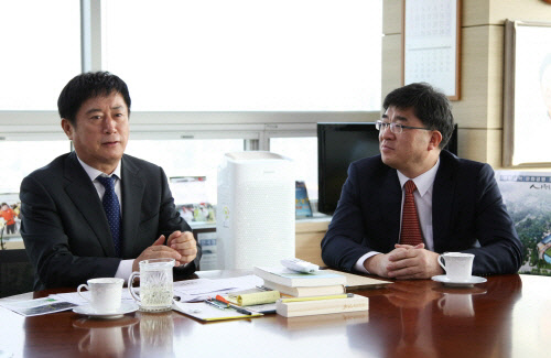 청강문화산업대학교 / (좌)용인시장 정찬민 (우)청강문화산업대학교 유대근 총장